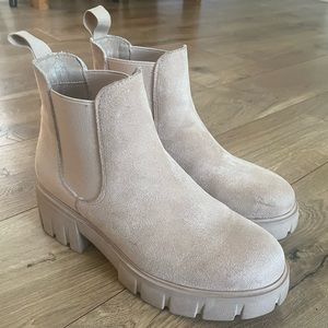 Cushionaire beige Chelsea boot